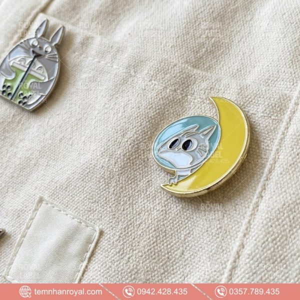 làm pin cài áo theo yêu cầu