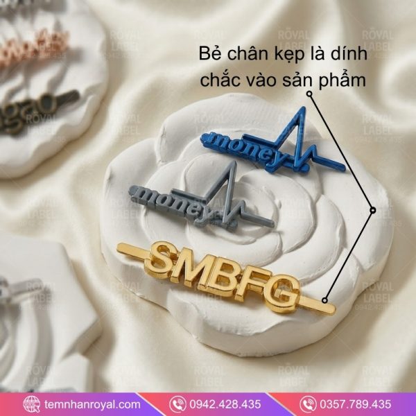 In tem kim loại gắn thời trang bằng hợp kim kẽm mạ vàng sắc nét